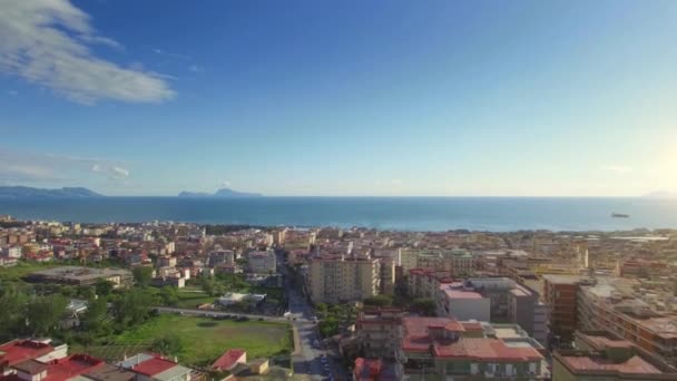Napoli üzerinden deniz kıyısına ve yanardağ 2 'nin eteklerine doğru uçun. — Stok video
