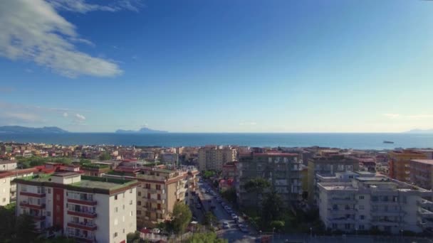Napoli üzerinden İtalya 'ya, deniz kıyısına ve volkan 1' in eteklerine uçun. — Stok video