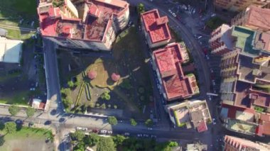 Napoli üzerinden deniz kıyısına ve yanardağın eteklerine doğru uçun.