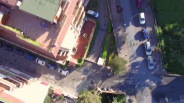 Napoli üzerinden deniz kıyısına ve yanardağın eteklerine doğru uçun.