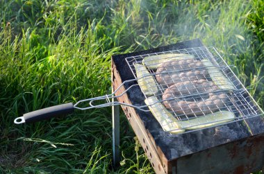 Sosis ve taze sebze kabak ızgara bir barbekü açık havada 