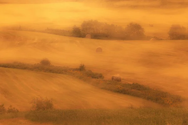 干し草畑の中の金霧夢の朝スタック — ストック写真