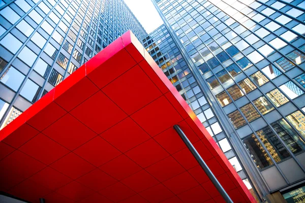 Rotes Vordach eines Hochhauses Chicago 'da