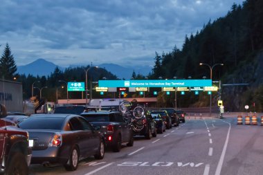 Vancouver, Kanada - 16 Temmuz 2020: Covid-19 salgını sırasında araçlar BC feribotlarına binmek için dizilmiş Horseshoe Bay Terminali