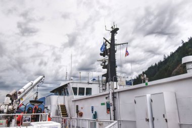 Vancouver, Kanada - 16 Temmuz 2020: Oak Bay Feribot Kraliçesi 'nin arka planda kara bulutlar bulunan Horseshoe Körfezi Terminali yakınlarındaki güneşli güvertesi
