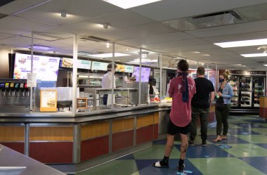 Vancouver, Kanada - 16 Temmuz 2020: Yüzü maskeli yolcular, Vancouver ve Nanaimo arasındaki BC Feribot rotasında yemek almak için sıraya giriyorlar