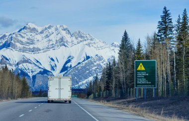 Kamloops yakınlarındaki British Columbia 'da Trans-Canada Otobanı' ndaki Çığ Alanı tabelası. 