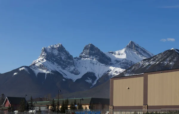 加拿大铁路在阳光明媚的日子可以看到坎莫尔的山景 背景中的三姊妹山景观 — 图库照片