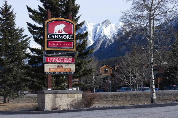 Кэнмор Канада Апрель 2020 Года Вид Вход Canmore Inn Suites — стоковое фото