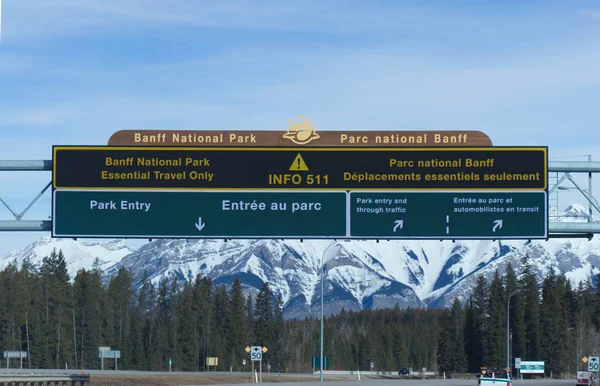 加拿大艾伯塔省 2020年4月20日 横贯加拿大公路上班夫国家公园入口处的方向板视图 仅基本旅行 — 图库照片
