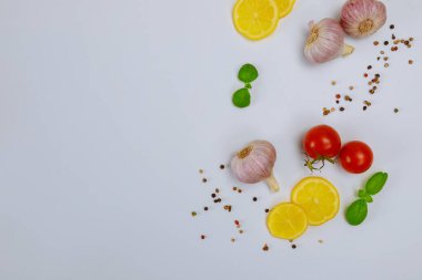 Beyaz arka planda limon ve domates çeşnisi.