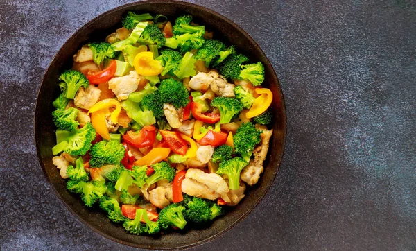 Faire Revenir Avec Poulet Brocoli Les Poivrons Cuisine Chinoise Vue — Photo