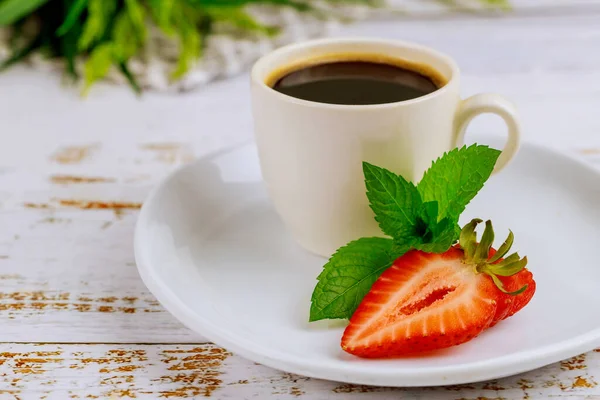 Tazza Caffè Nero Con Cioccolato Fragola Sul Tavolo Legno Bianco — Foto Stock