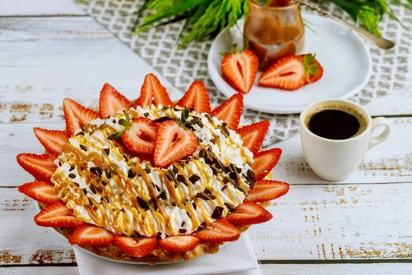 Crema Batida Postre Dulce Con Fresa Taza Café Expreso Sobre — Foto de Stock