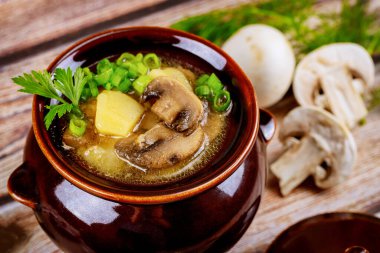 Güveçte patates ve et olan beyaz şampiyonlar. Kapat..