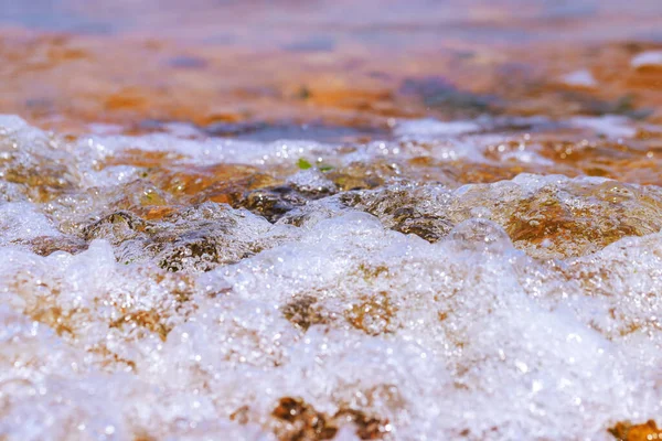 Selective Focus Foaming Water Ocean Shore Rocks — Stock Photo, Image