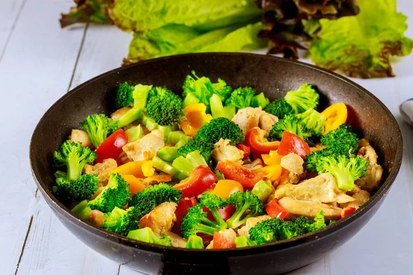 Tavuk Brokoli Dolmalık Biberle Karıştır Çin Mutfağı — Stok fotoğraf