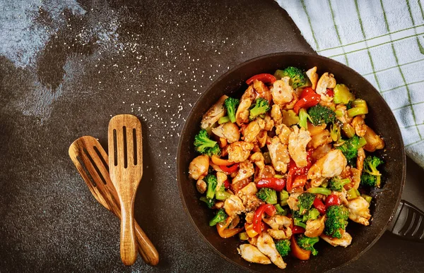 Revuelva Pollo Frito Con Brócoli Pimiento Rojo Amarillo Sobre Fondo — Foto de Stock