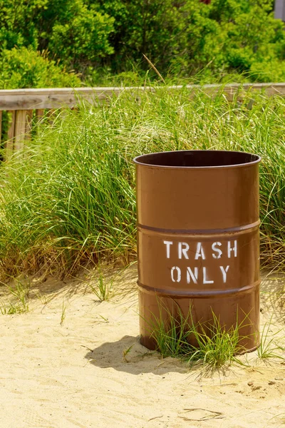 Trash Can Hot Sands Seaside Recycle Industry Concept — Stock Photo, Image