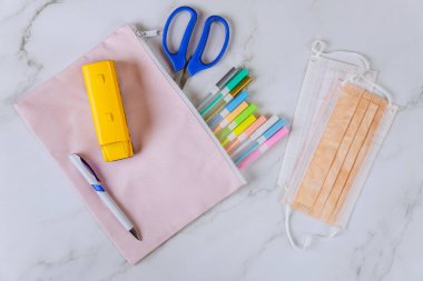 Karantinadan sonra okula koruyucu yüz maskesi ve malzeme ile dön..