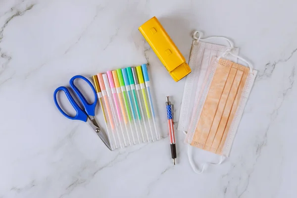 Preparar Para Escola Tesoura Canetas Coloridas Máscara Facial Mesa Branca — Fotografia de Stock