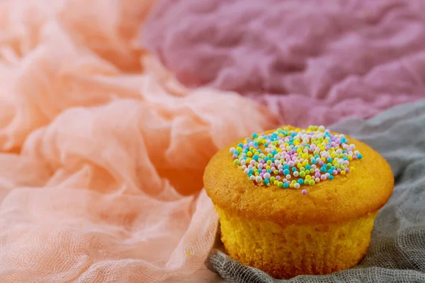 Cupcake Avec Des Saupoudres Couleur Sur Tissu Gros Plan — Photo