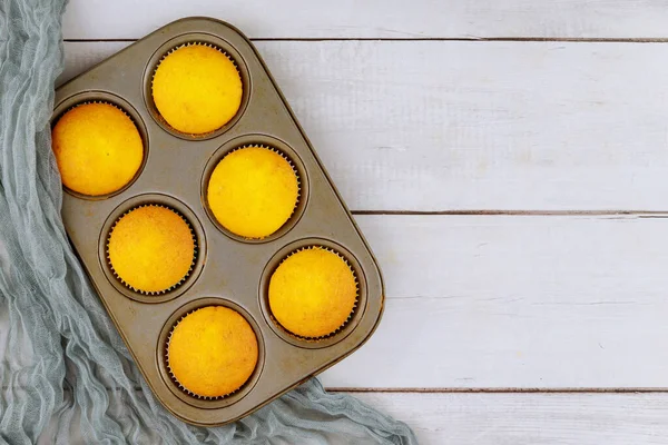 Overhead Ansicht Der Ebene Hausgemachte Cupcakes Backblech Auf Weißem Hintergrund — Stockfoto