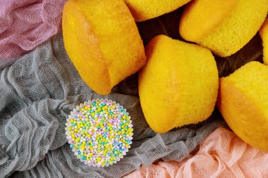 Şekerli vanilyalı, sade kek. Kapat..