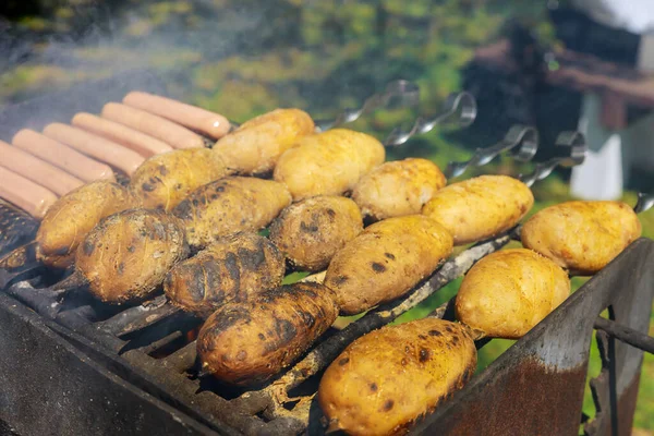 Pieczone Ziemniaki Hot Dogi Szaszłykach Grillu Świeżym Powietrzu — Zdjęcie stockowe