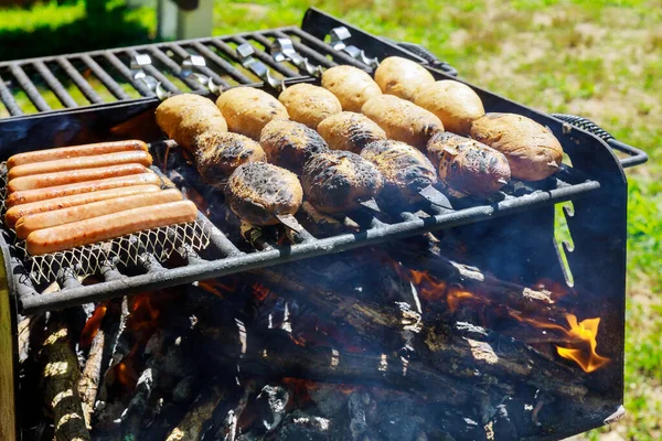 Kartoffelspieße Mit Wurst Auf Glühenden Kohlen Und Holzgrill — Stockfoto