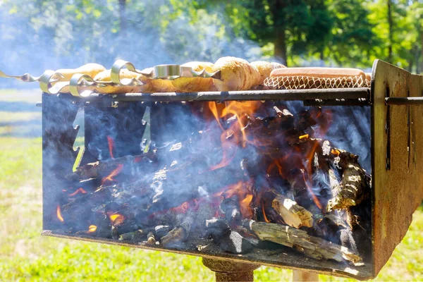 Parrilla Carbón Aire Libre Con Llama Humo Comida —  Fotos de Stock