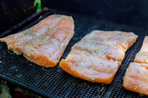 Slices Red Salmon Cooking Outdoor Grille — Stock Photo, Image