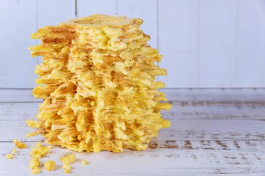 Beyaz ahşap arka planda Litvanya sakotis keki.