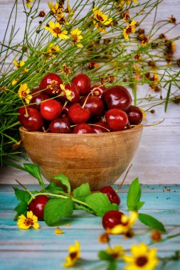 Sarı çiçekli, saplı parlak kirazlar..