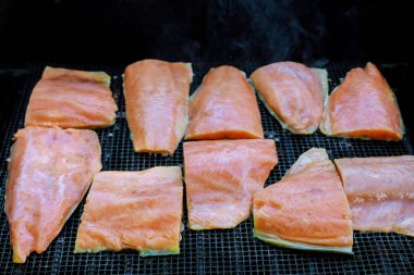 Baharat soslu dilimlenmiş somon filetosu..