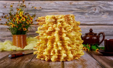 Sakotis geleneksel bir Litvanya mutfağı ve çay ile birlikte cips keki...