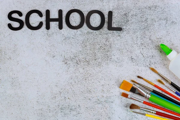 Pinceles Diferentes Sobre Fondo Blanco Con Escuela Texto Volver Concepto — Foto de Stock