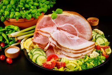 Taze maydanozlu domuz jambonu, ahşap kırsal masada dereotu ve domates..