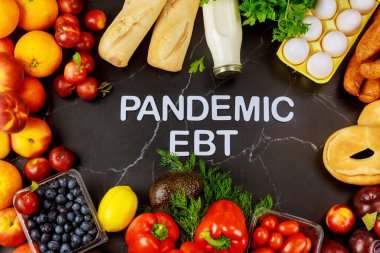 Pandemik gıda yararları programı. Siyah zemin üzerinde meyveler ve sebzeler metin ile.