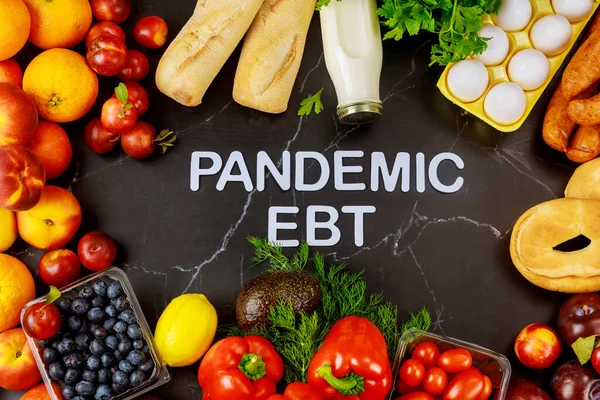 Pandemik gıda yararları programı. Siyah zemin üzerinde meyveler ve sebzeler metin ile.