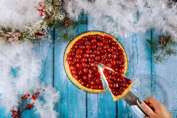 Vrouw Houdt Stuk Kersentaart Blauwe Houten Tafel Met Kerstversiering — Stockfoto