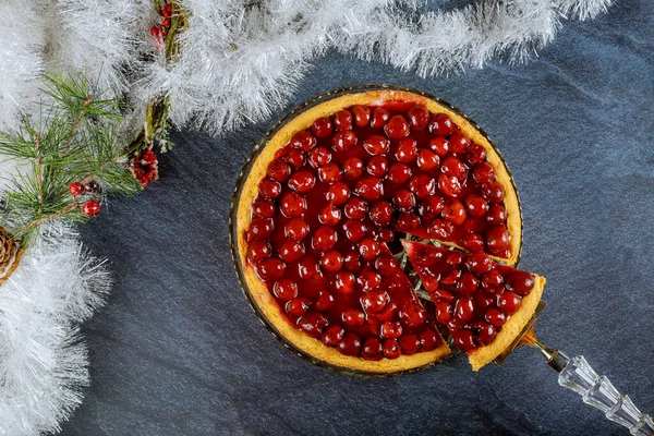 Kirschkäsekuchen Mit Kirschgelee Oben Mit Kuchenschaufel Weihnachtsdekoration — Stockfoto