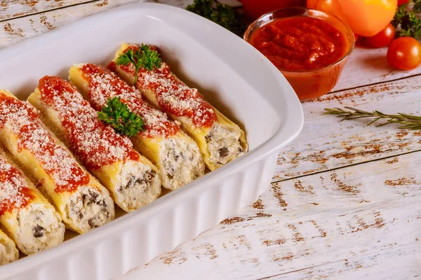 Cannelloni Pasta Фаршированная Рикоттой Грибами Томатным Соусом Сковороде — стоковое фото