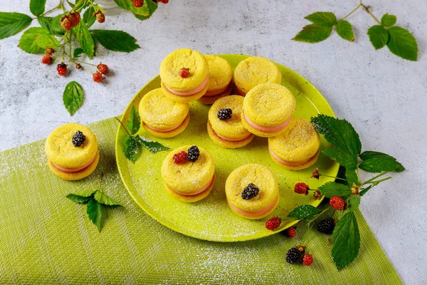 Verano Deliciosas Galletas Con Bayas Silvestres Hojas — Foto de Stock