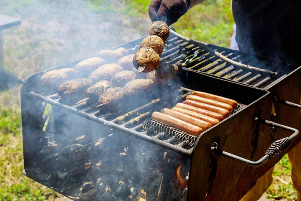 烧烤土豆和热狗放在户外烤架上 夏季时间 — 图库照片