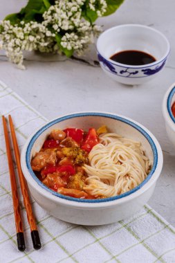 Tavuklu teriyaki, dolmalık biber, brokoli ve çubuklu erişte. Üst görünüm.