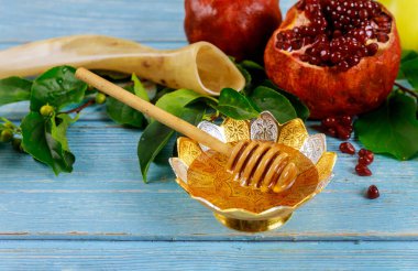 Çubuklu ve narlı bal. Rosh Hashanah kavramı.