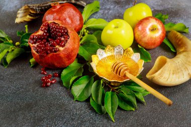 Rosh Hashanah ya da boynuzlu Yom Kippur için nar, elma ve bal..