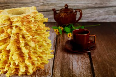 Litvanya keki sakotisi, çaydanlık ve bir fincan çay..