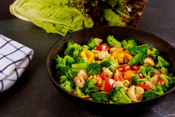 Prato Dieta Keto Vegetal Colorido Com Carne Frango Alimentos Saudáveis — Fotografia de Stock